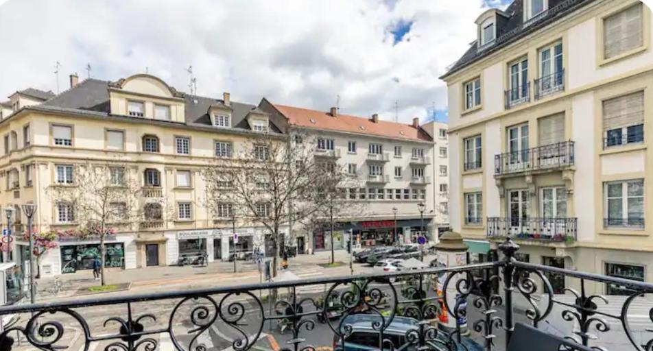 een balkon met uitzicht op een stad met gebouwen bij Strasbourg - Deux Chambres & Garage in Straatsburg