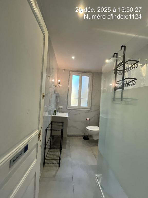 ein Badezimmer mit Waschbecken und Toilette in der Unterkunft Booking94 in Villeneuve-Saint-Georges