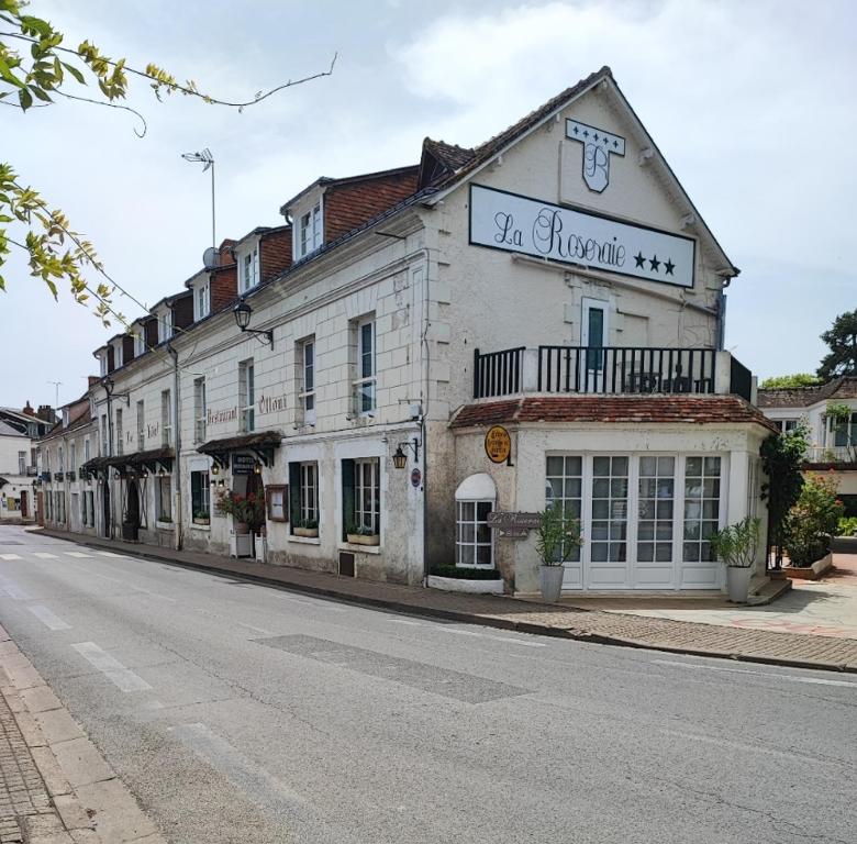 een gebouw aan de kant van een straat bij Hotel La Roseraie in Chenonceaux