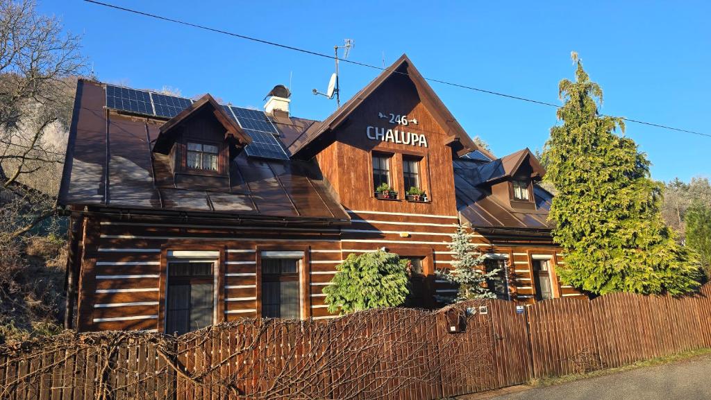 een houten huis met zonnepanelen op het dak bij Chalupa 246 in Vrchlabí