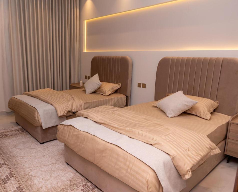 Postel nebo postele na pokoji v ubytování شقه مفروشه فاخره