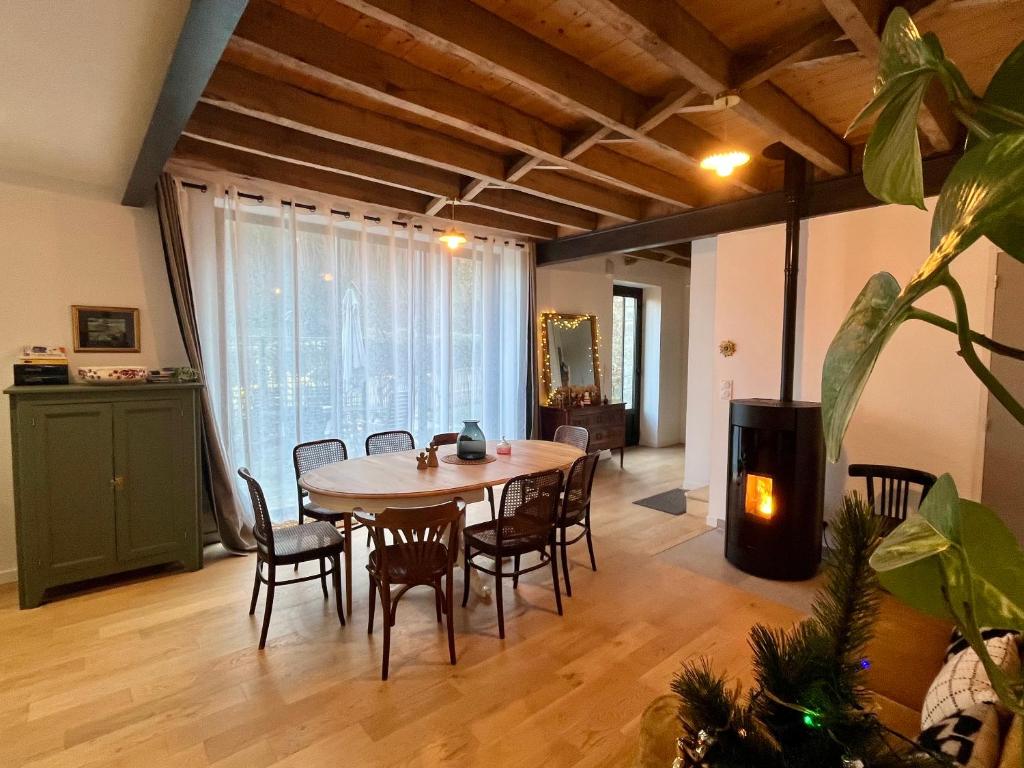 a dining room with a table and chairs at Bruisse in Les Iffs