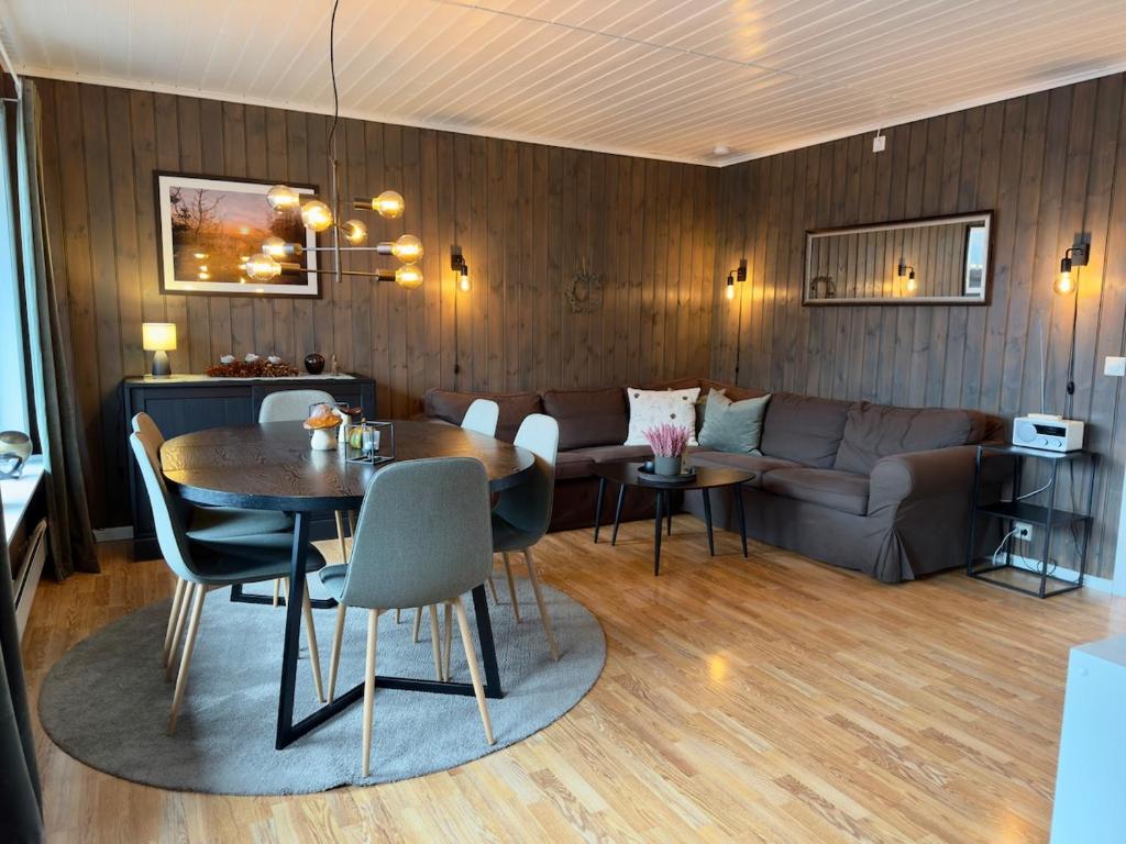 een woonkamer met een bank en een tafel bij Leilighet Ski in/out, golf in Vradal