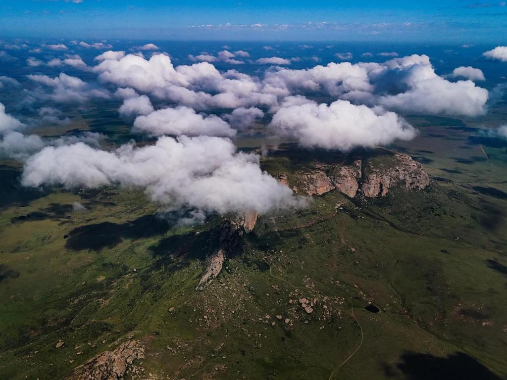 een luchtzicht op een berg met wolken erop bij Mount Everest Guest Farm in Harrismith