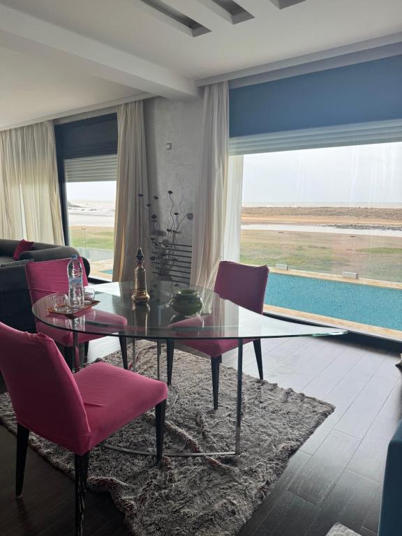 Bazén v ubytování Waterfront Villa & Private Pool 12 km from the Stadium nebo v jeho okolí