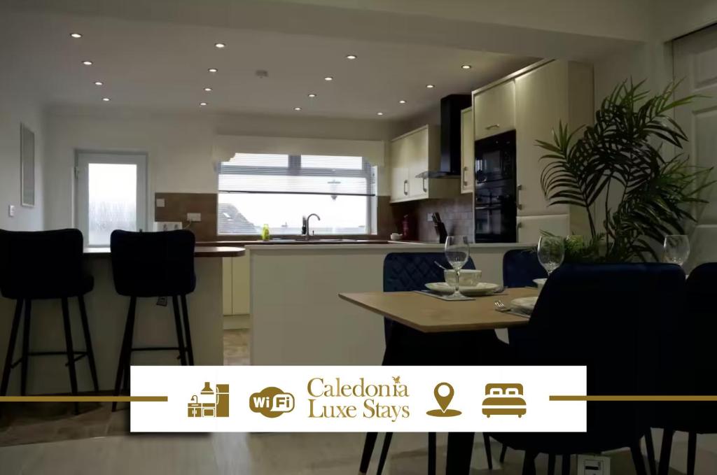 une cuisine et un salon avec une table et des chaises dans l'établissement 2 BDR House At Caledonia Luxe Stays Short Lets & Serviced Accommodation Lanark, à Lanark