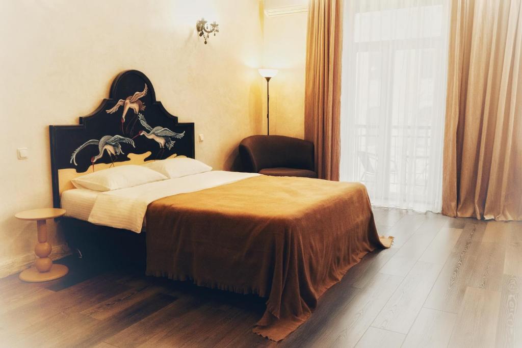 En eller flere senge i et værelse på Kyiv Panna Apartment