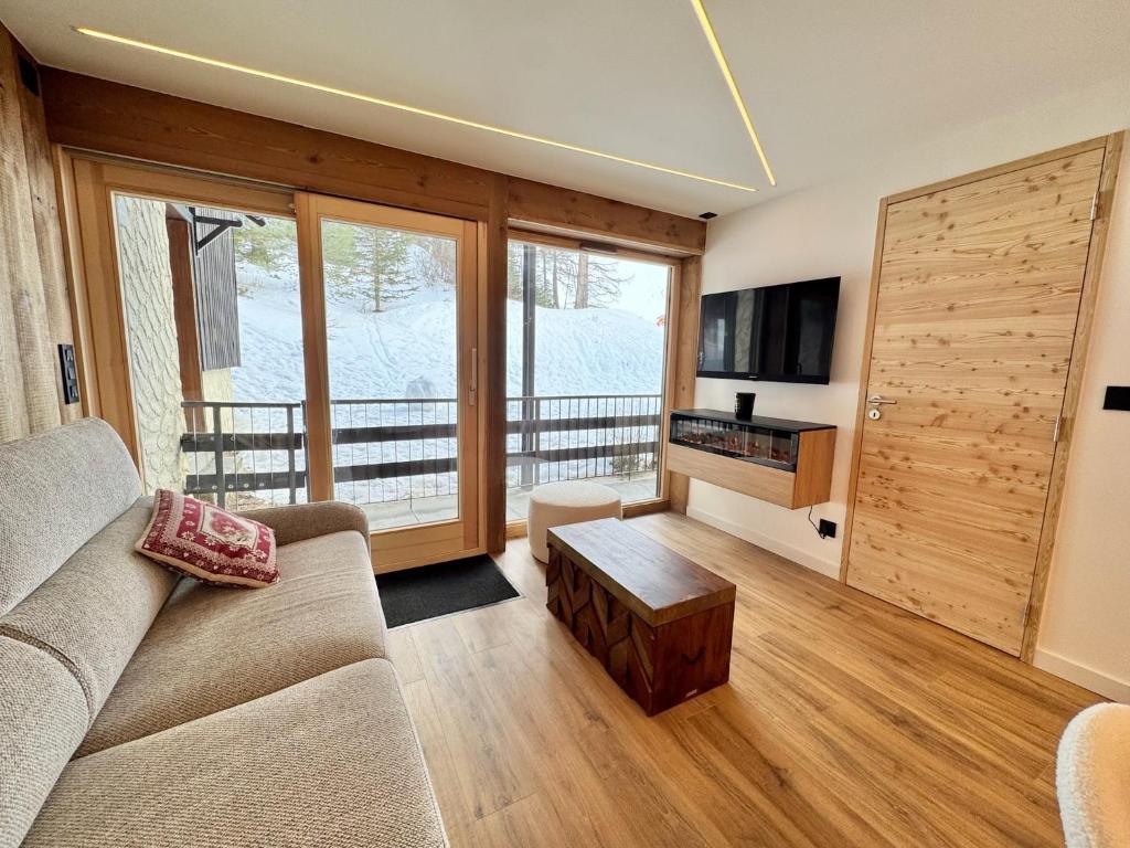 ein Wohnzimmer mit einer Couch und einem Couchtisch in der Unterkunft T3 sur les pistes - Les Claux in Vars