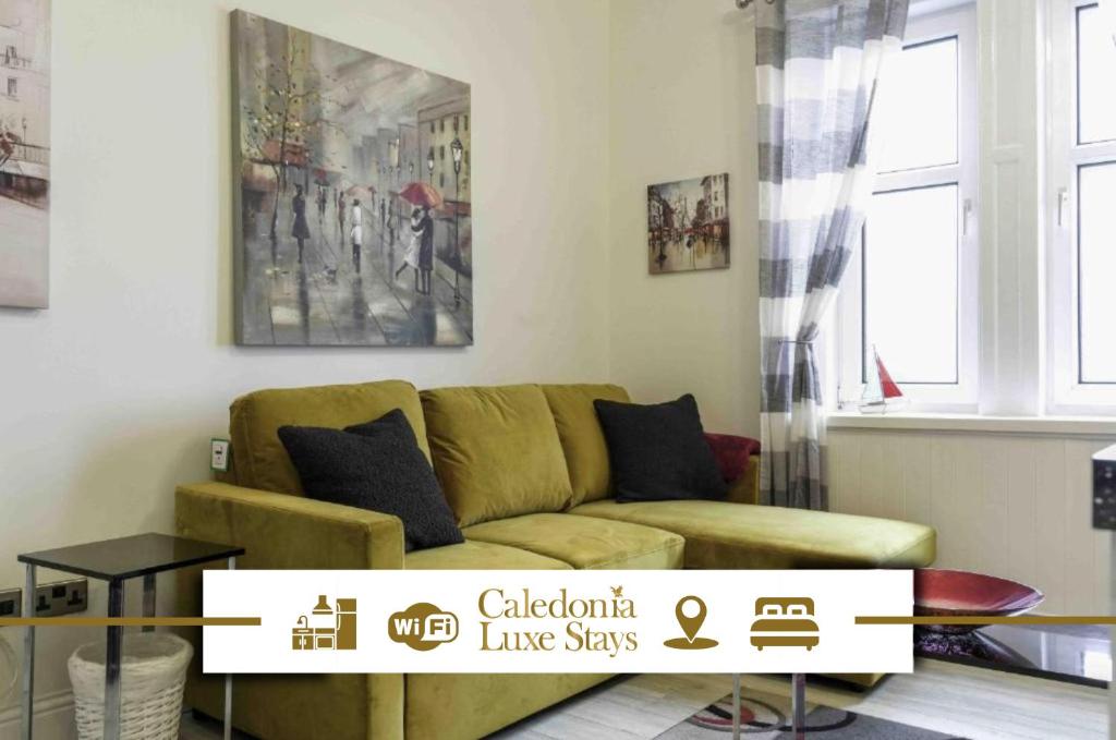 Et opholdsområde på 1 BDR Flat By Caledonia Luxe Stays Short Lets & Serviced Accommodation Linlithgow