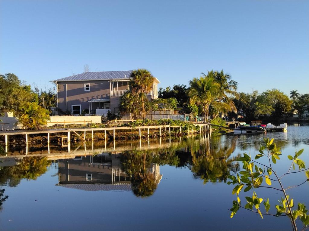 una casa su un molo vicino a un corpo d'acqua di Laguna Room Private En-Suite, Naples FL a Naples