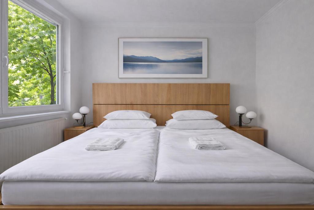 een slaapkamer met twee bedden en een raam bij Comfort 28 Great Value Apartment in Miskolc