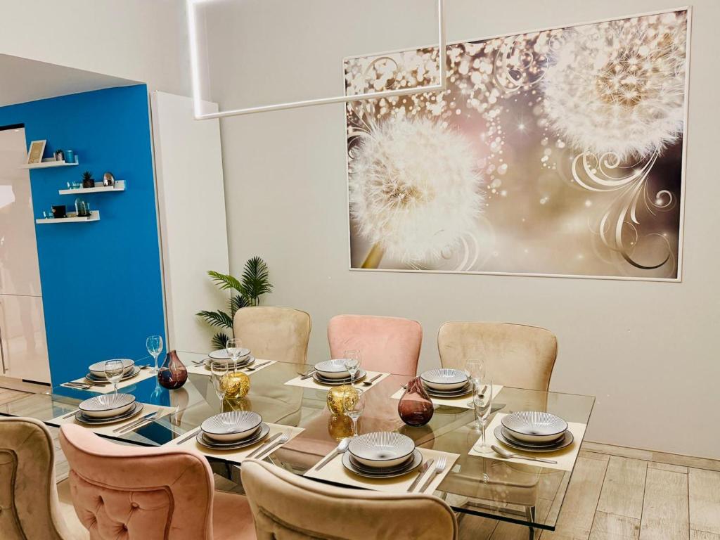 une salle à manger avec une table et des chaises en verre dans l'établissement l'imperial WIFI & Confort, à Bruxelles