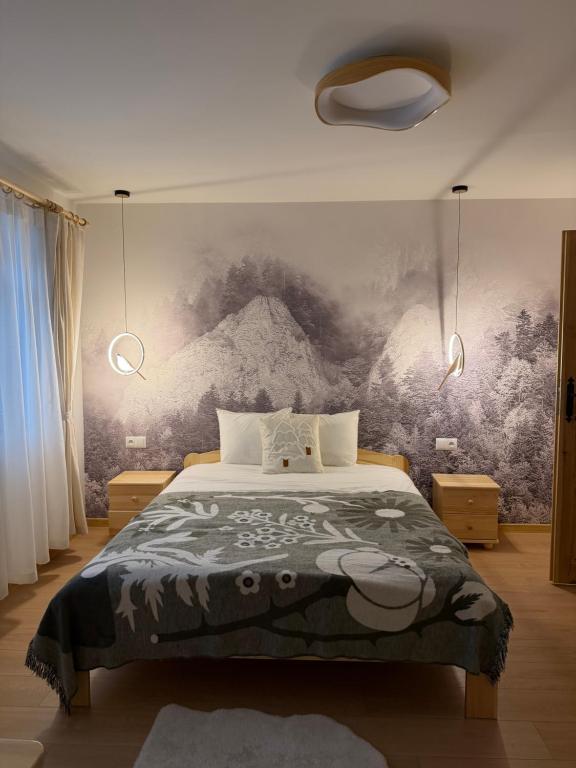 een slaapkamer met een bed en een schilderij aan de muur bij Markowa Chata in Mizerna