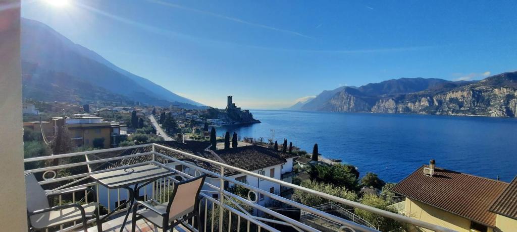 uitzicht op een watermassa vanaf een balkon bij Appartamenti Villa Eden in Malcesine