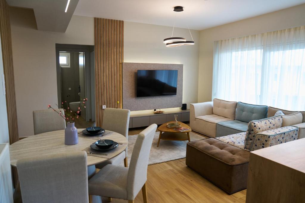 un soggiorno con un tavolo e un divano di ANESIS Luxury Apartments a Komotini