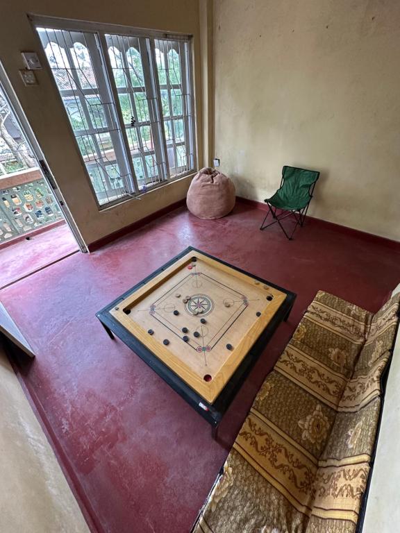 una stanza con un orologio sul pavimento con una sedia di Solo escape a Anuradhapura