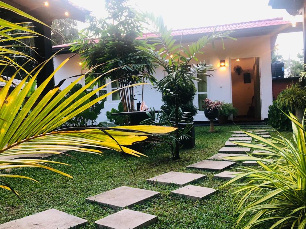een tuin met stapstenen voor een huis bij Dhanashi Villa Talalla in Talalla South