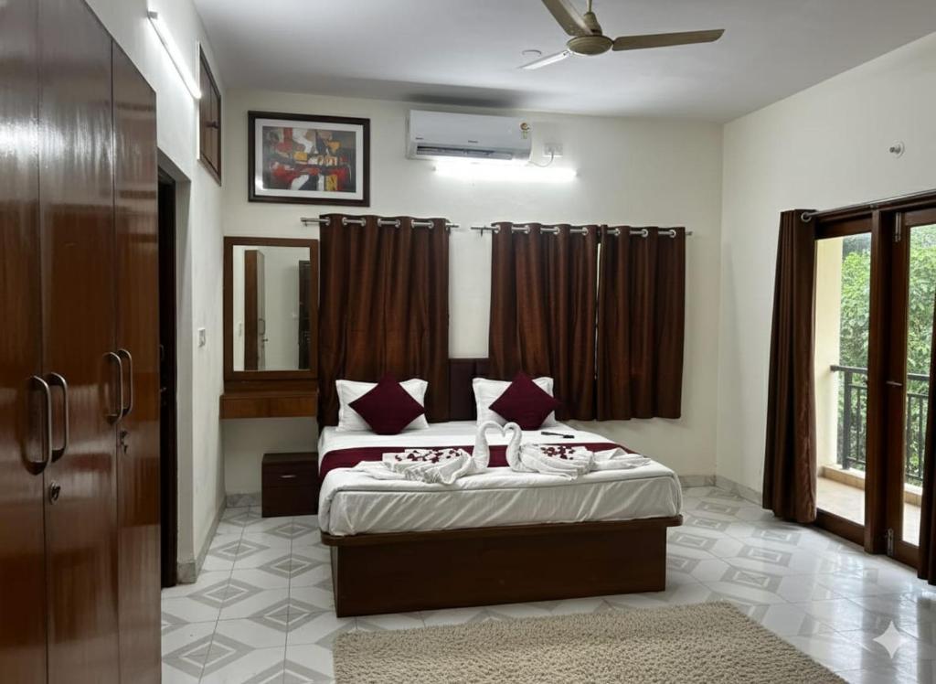 Giường trong phòng chung tại Hotel Royal Inn