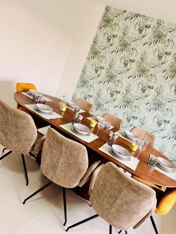 a dining room table with chairs around it at Skyline Duplex Brussels Parking Fibre Modernité in Brussels