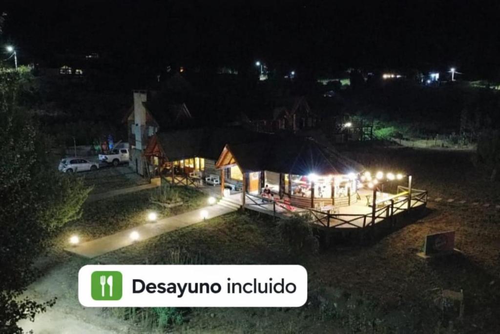 Blick auf ein Haus mit Lichtern in der Nacht in der Unterkunft El Refugio in Aluminé