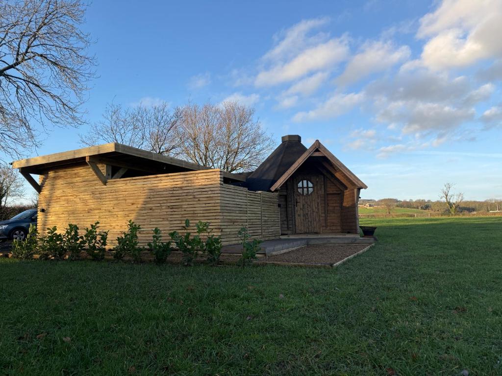een klein huis in het midden van een veld bij Press Brook Park in Clay Cross