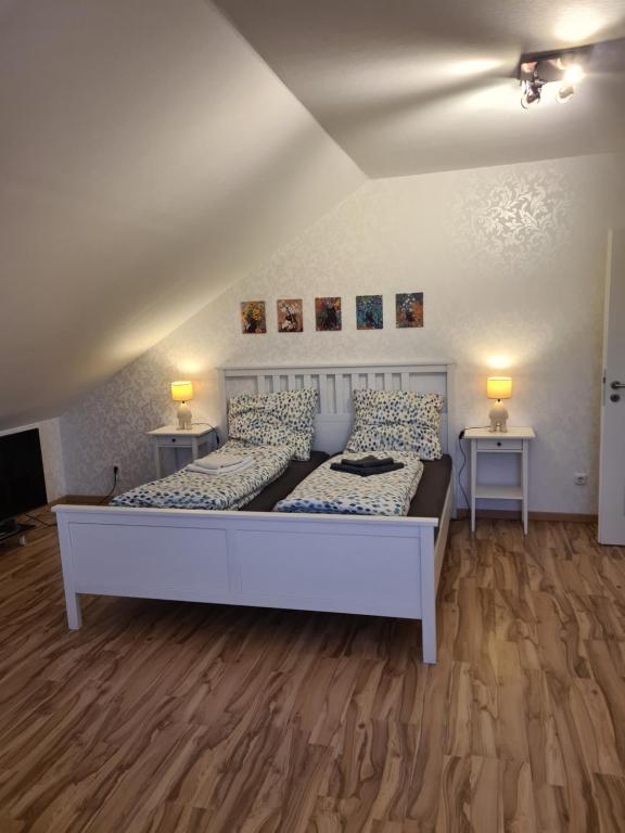 Giường trong phòng chung tại Apartment Drachennest mit Kochnische & Bad