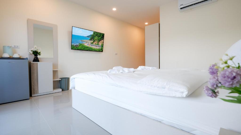 Giường trong phòng chung tại Three Monkeys Chaweng Beach