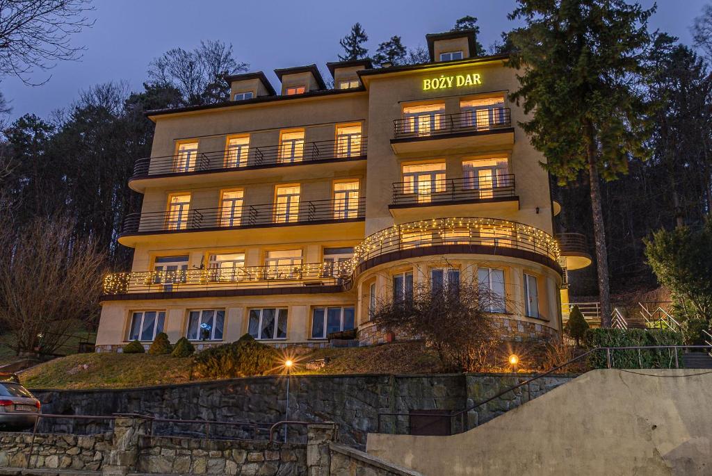 een groot geel gebouw met lichten aan bij Boży Dar in Krynica Zdrój