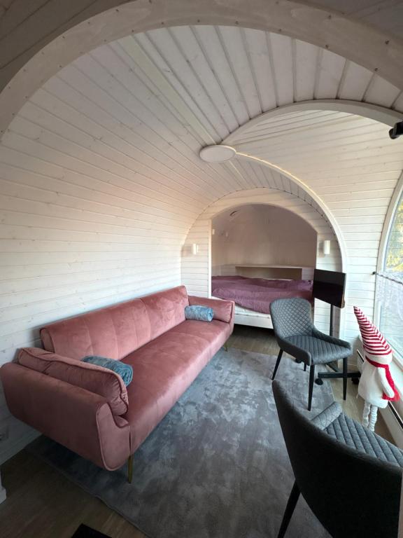 a living room with a couch and a bed at Seeperle Weißenstadt Haus Kornberg in Weißenstadt