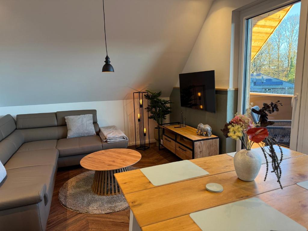 a living room with a couch and a table at Fewo Voßbarg boven in Rastede