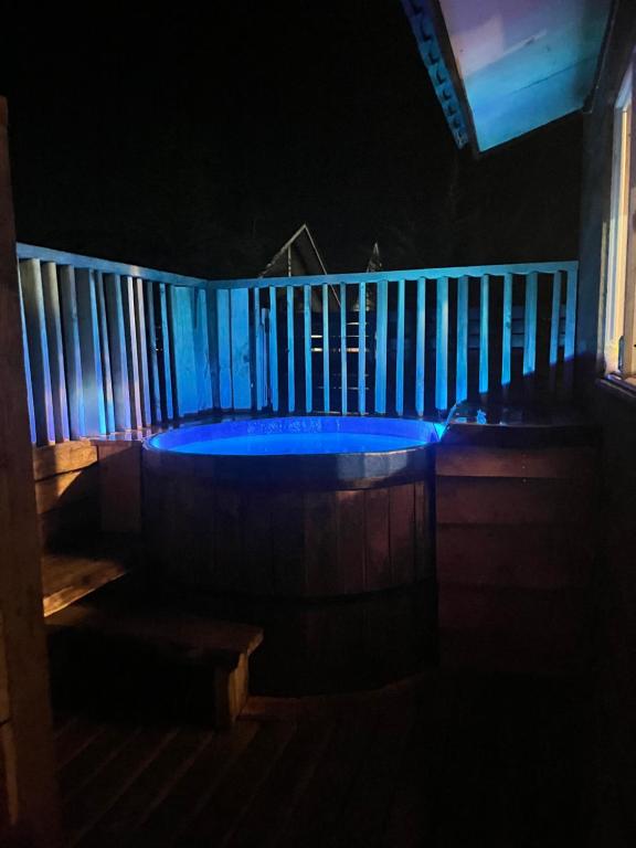 a hot tub with blue lights in the dark at Cabaña la Concepción 1 in Cunco