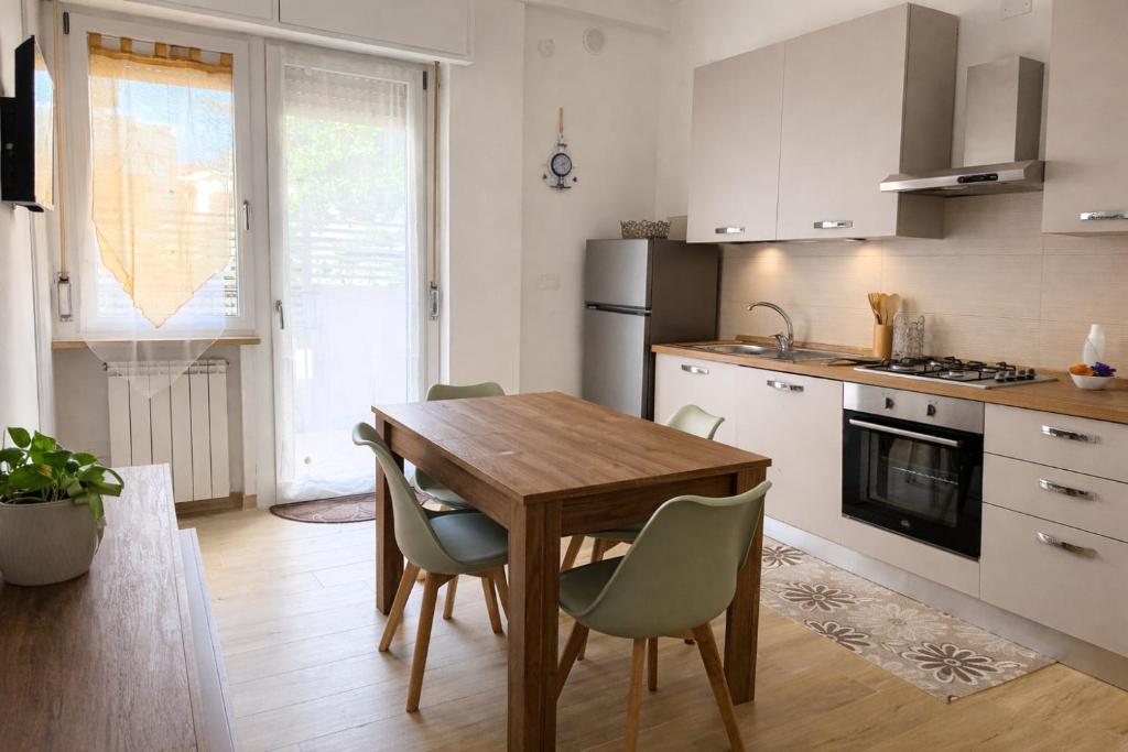 a kitchen with a wooden table and chairs at La Da Ma Shila Nuova casa vacanze vicino al mare in Francavilla al Mare