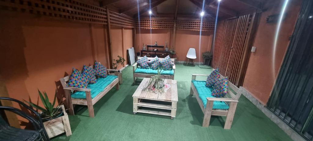 a room with couches and a table and chairs at Gran casa copiapo hasta 11 personas in Copiapó