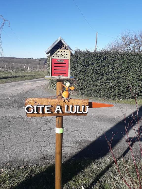 a sign that says cafe aunit on a street at Gite à Lulu in Châteauvieux