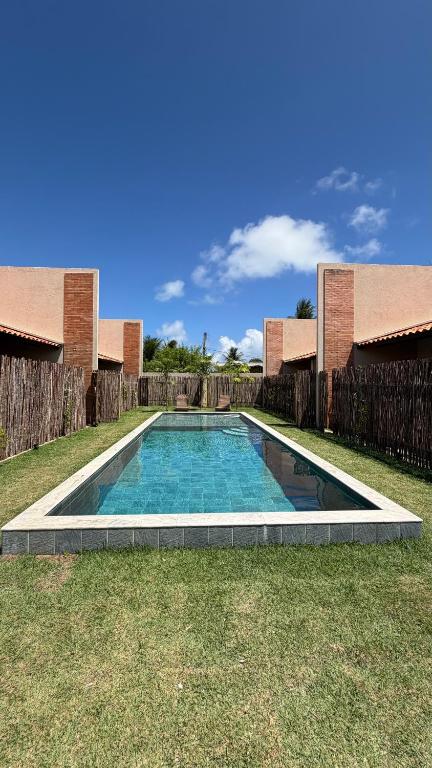 a swimming pool in the yard of a house at Vila Gaheri in São Miguel dos Milagres