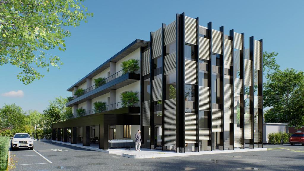 een persoon staat voor een gebouw bij Hotel Miura in Cavalcaselle