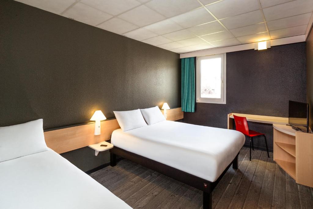 Postel nebo postele na pokoji v ubytování ibis Lannion