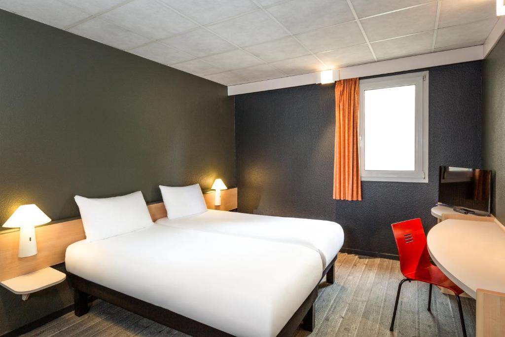 Postel nebo postele na pokoji v ubytování ibis Lannion