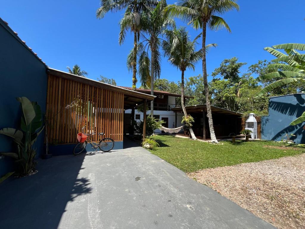 een oprit naar een huis met palmbomen bij Pousada Nalu - Camburi in São Sebastião