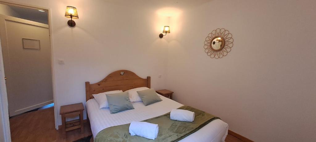 En eller flere senge i et værelse på Appartement-Chalet avec Terrasse - Vue Lac