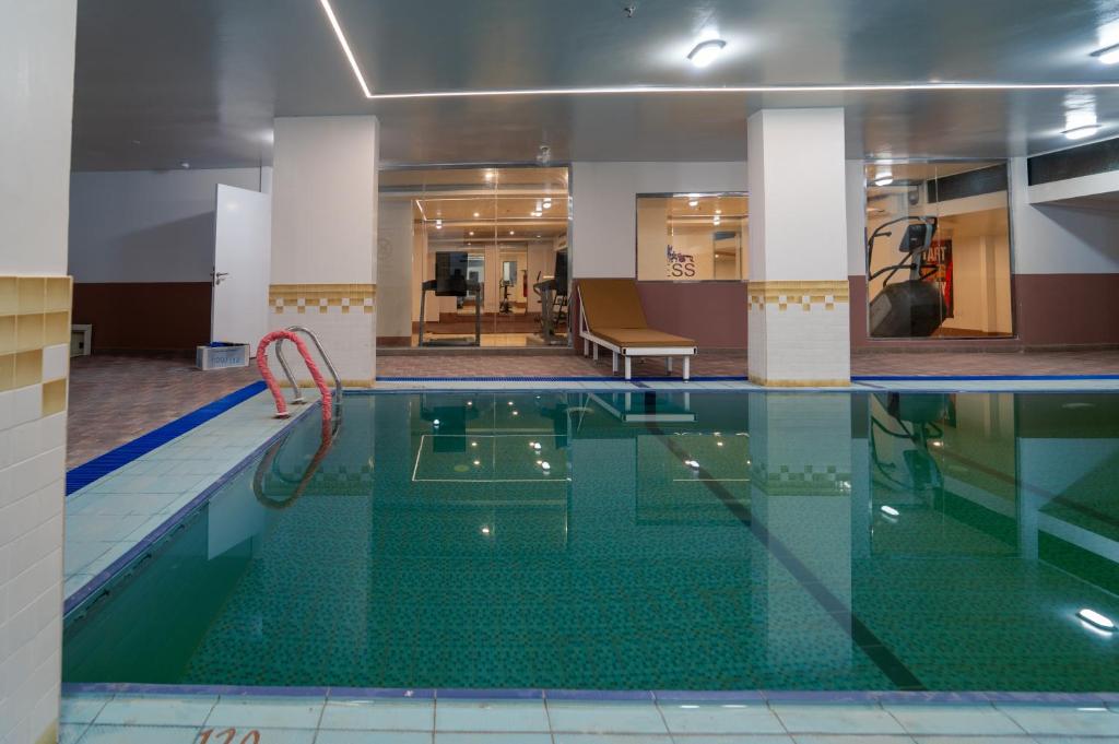 een zwembad in een gebouw met een zwembad bij هورايزون بلص in Najran