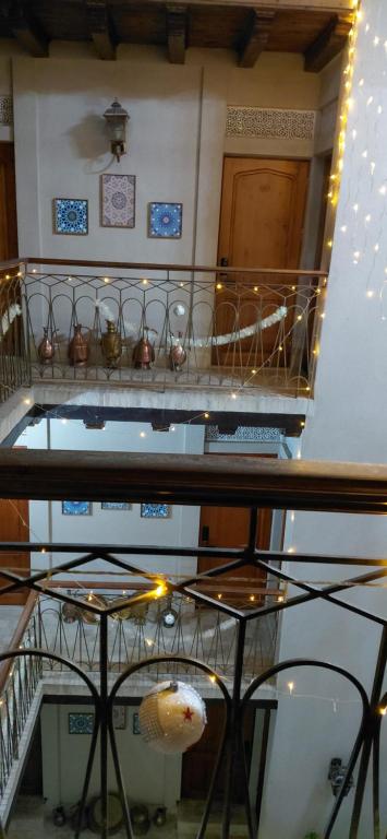 une pièce avec un escalier sur lequel se trouve un poisson dans l'établissement Hotel Ansi Boutique W&S terrace, à Boukhara