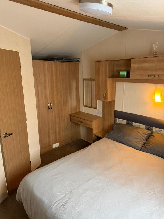 En eller flere senge i et værelse på Casa MALC Caravan