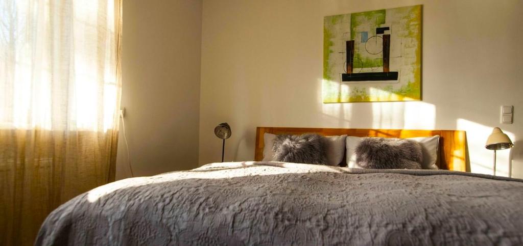 ein Schlafzimmer mit einem großen Bett und einem Fenster in der Unterkunft Ferienwohnung "Hochfeld Seeblick" in Tegernsee