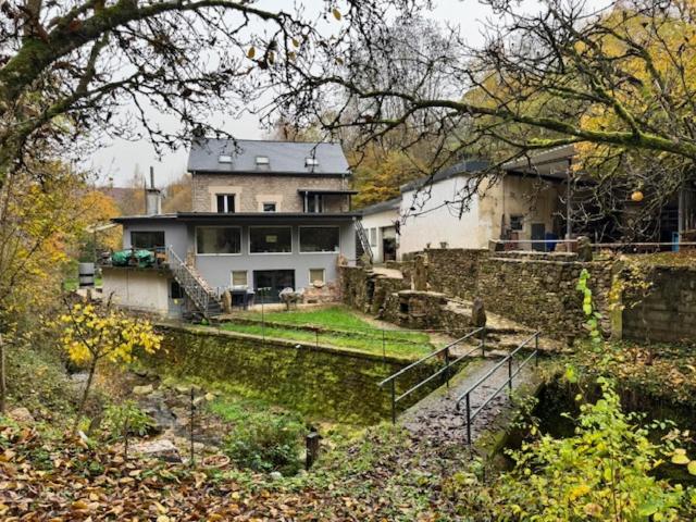 a large house in the middle of a yard at La Grotta in Hinkel