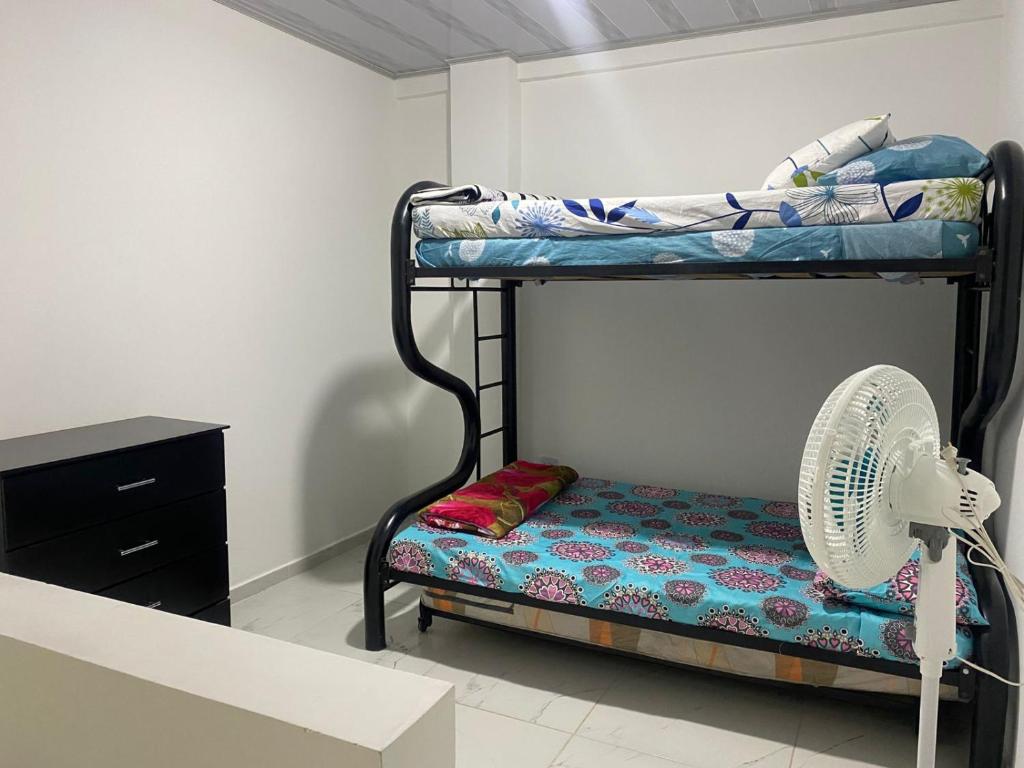 ein Schlafzimmer mit einem Etagenbett und einem Ventilator in der Unterkunft Casa Doña Blanca in Guaduas