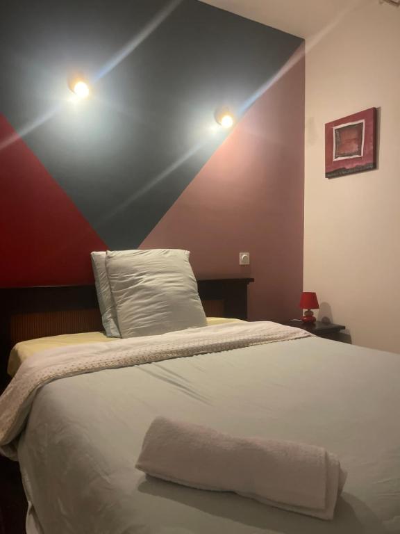 een slaapkamer met een groot bed met 2 verlichting bij Champs Bernard in Villefranche-de-Rouergue
