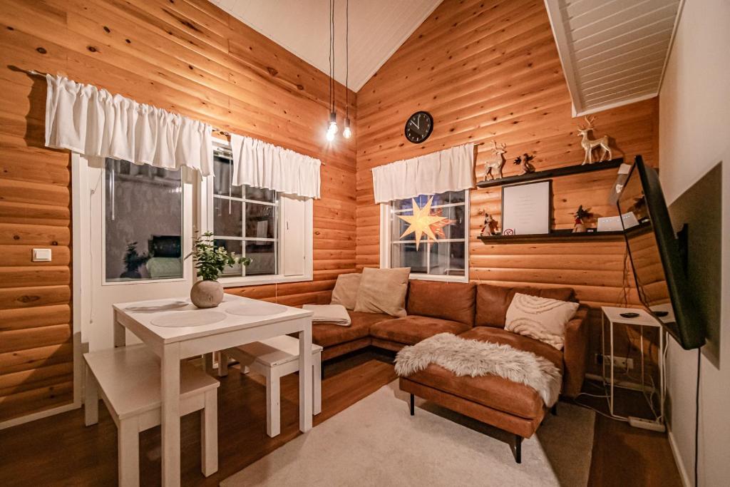 een woonkamer met een bank en een tafel bij Lomavuokra Kätkäläinen, Levi Central in Levi