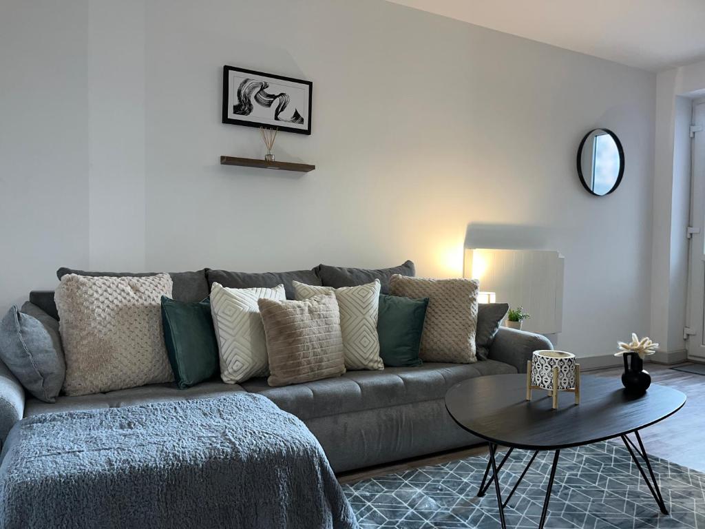 un salon avec un canapé et une table dans l'établissement Modern Apartment near Etihad Stadium & C o-op Live, à Manchester