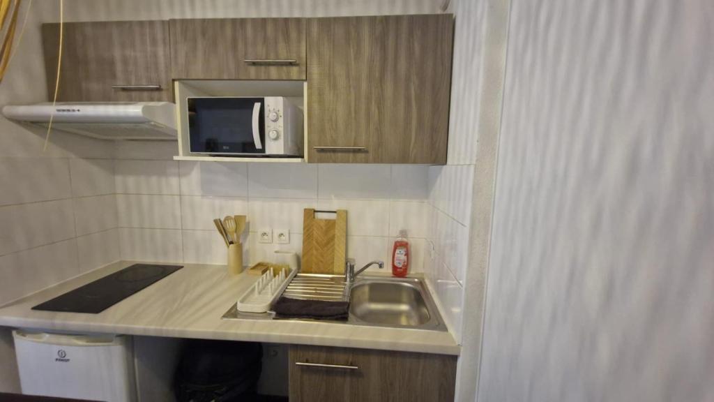 una piccola cucina con lavello e microonde di Atlanta a Tolosa